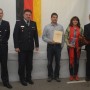 Der stellv. Landesbranddirektor Carsten Pranz (2. v.l.) übergibt Marco Möbeus und Adelheid Schönefeld (3. und 4 v.l.) von der ENG Niemegk das Förderschild "Partner der Feuerwehr"