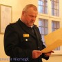 Der Präsident des Landesfeuerwehrverbandes Werner-Siegwart Schippel verliest die Urkunden der Ehrung "Partner der Feuerwehr"
