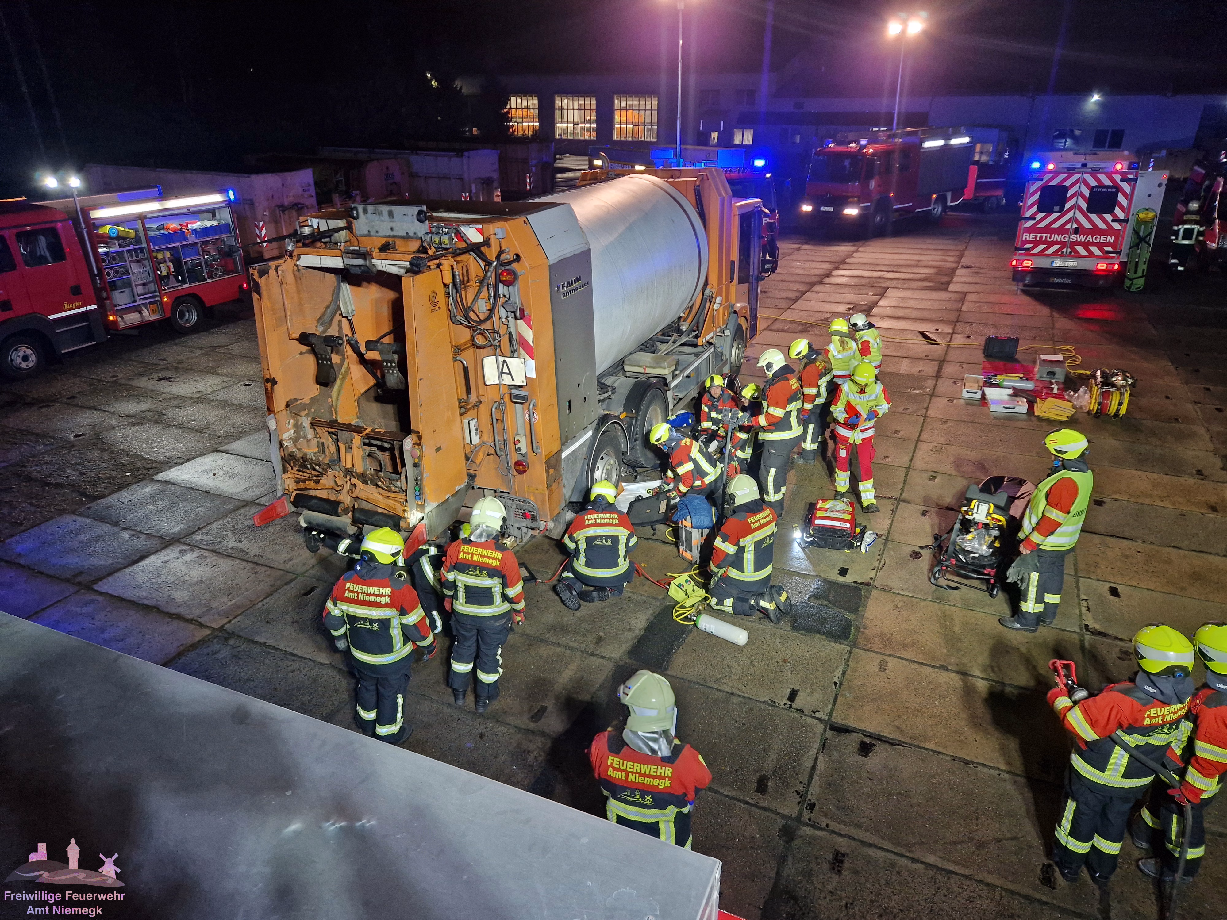 19.11.2025 – Hilfeleitung TMR – Person unter LKW (Übung) – Niemegk, Bahnhofstraße